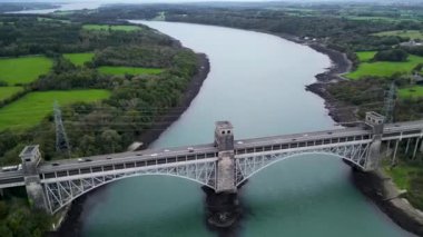 Britanya Köprüsü 'nün Aerial View' i Menai Boğazı 'nı Snowdonia ve Anglesey arasında yol ve demiryolu taşır. Galler, Birleşik Krallık Havacılık 