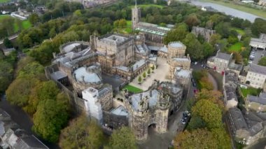 Lancaster Kalesi 'nin en iyi sinematik manzarası. 4 bin. Lancaster Şatosu Manastır Kilisesi 'nin insansız hava aracı videosu, Lancashire, İngiltere