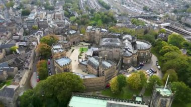 Lancaster Kalesi 'nin en iyi sinematik manzarası. 4 bin. Lancaster Şatosu Manastır Kilisesi 'nin insansız hava aracı videosu, Lancashire, İngiltere