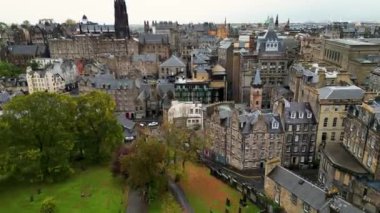 Tarihi şato, Edinburgh, İskoçya 'daki Castle Rock' ta yer almaktadır. Eski Edinburgh kasabası UNESCO 'nun Dünya Mirası' dır. Hava görünümü
