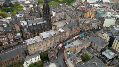 Tarihi şato, Edinburgh, İskoçya 'daki Castle Rock' ta yer almaktadır. Eski Edinburgh kasabası UNESCO 'nun Dünya Mirası' dır. Hava görünümü