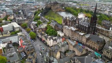 Tarihi şato, Edinburgh, İskoçya 'daki Castle Rock' ta yer almaktadır. Eski Edinburgh kasabası UNESCO 'nun Dünya Mirası' dır. Hava görünümü