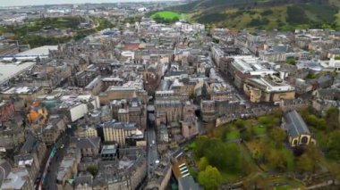 Tarihi şato, Edinburgh, İskoçya 'daki Castle Rock' ta yer almaktadır. Eski Edinburgh kasabası UNESCO 'nun Dünya Mirası' dır. Hava görünümü