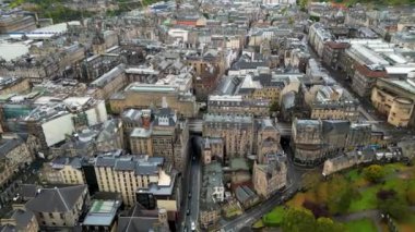 Tarihi şato, Edinburgh, İskoçya 'daki Castle Rock' ta yer almaktadır. Eski Edinburgh kasabası UNESCO 'nun Dünya Mirası' dır. Hava görünümü