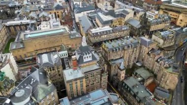 Tarihi şato, Edinburgh, İskoçya 'daki Castle Rock' ta yer almaktadır. Eski Edinburgh kasabası UNESCO 'nun Dünya Mirası' dır. Hava görünümü