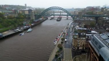 Tyne Şehir Merkezi 'ndeki Newcastle' ın insansız hava aracı Tyne Nehri üzerinde. Birleşik Krallık HavacıName. 