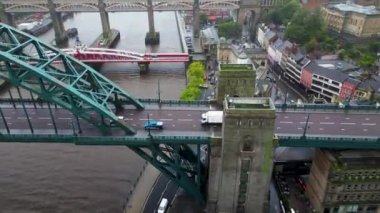 Tyne Şehir Merkezi 'ndeki Newcastle' ın insansız hava aracı Tyne Nehri üzerinde. Birleşik Krallık HavacıName. 