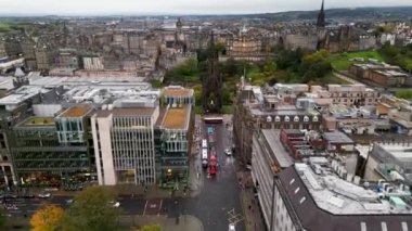 Tarihi şato, Edinburgh, İskoçya 'daki Castle Rock' ta yer almaktadır. Eski Edinburgh kasabası UNESCO 'nun Dünya Mirası' dır. Hava görünümü