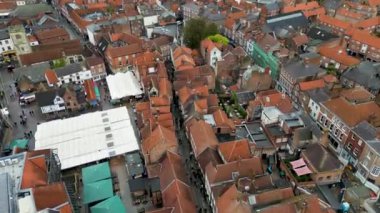 Kuzey Doğu İngiltere 'deki York kasabasının hava görüntüleri. Görüntüler şehir merkezindeki Katedral 'i gösteriyor. Sinematik hava görüntüsü