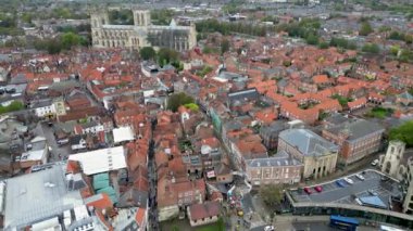 Kuzey Doğu İngiltere 'deki York kasabasının hava görüntüleri. Görüntüler şehir merkezindeki Katedral 'i gösteriyor. Sinematik hava görüntüsü