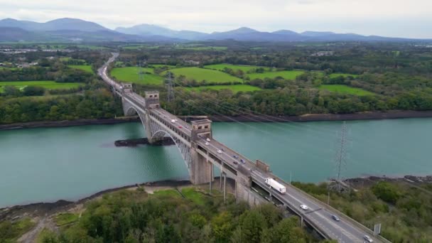브리타니아 다리의 전망은 메나이 해협을 도로와 철도를 Snowdonia와 Anglesey 웨일즈 — 비디오