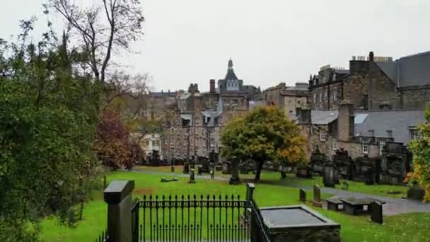 歴史的な城は スコットランド スコットランドのオールドタウンエディンバラにあるキャッスルロックにあります エジンバラはユネスコの世界遺産です エアリアルビュー — ストック動画