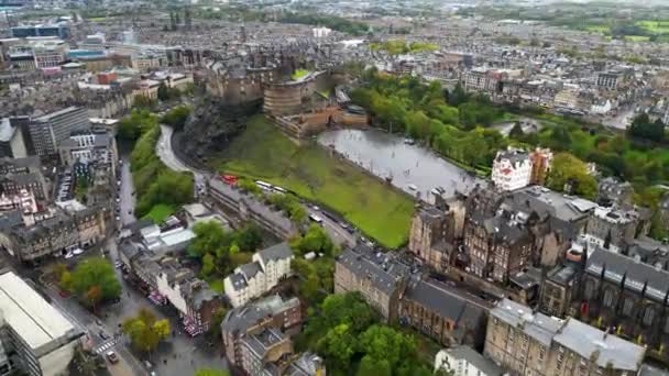 历史城堡座落在苏格兰爱丁堡旧城的城堡岩石上 爱丁堡老城是联合国教科文组织的世界遗产 空中景观 — 图库视频影像