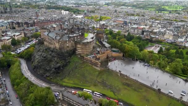 Historische Burg Steht Auf Dem Burgfelsen Der Altstadt Von Edinburgh — Stockvideo