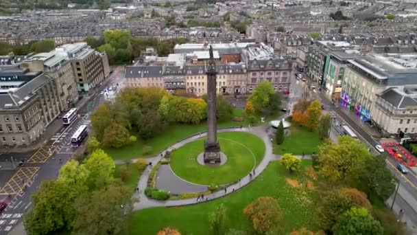 历史城堡座落在苏格兰爱丁堡旧城的城堡岩石上 爱丁堡老城是联合国教科文组织的世界遗产 空中景观 — 图库视频影像