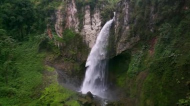 Kolombiya sinematik hava manzarası. Kolombiya 'nın vahşi yaşamı ve manzarası. Ünlü Columbia Şelalesi