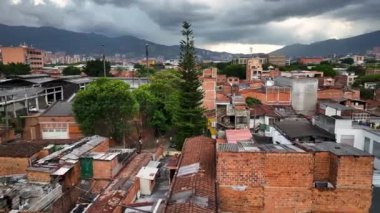 Kolombiya sinematik hava manzarası. El Poblado, Medelln. Panoramik hava şehir görüntüsü. 