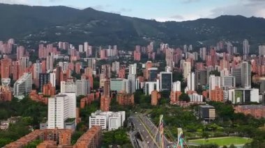 Kolombiya sinematik hava manzarası. El Poblado, Medelln. Panoramik hava şehir görüntüsü. 