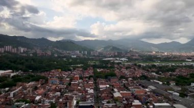 Kolombiya sinematik hava manzarası. El Poblado, Medelln. Panoramik hava şehir görüntüsü. 