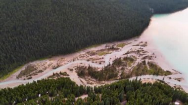 Jasper Ulusal Parkı 'nın en iyi sinemasal görüntüsü Alberta. Su kuşu gölü havadan görünüyor. Kanada vahşi doğası ve yukarıdan manzara. İnsansız hava aracı görüntüleri
