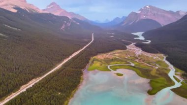 Jasper Ulusal Parkı 'nın en iyi sinemasal görüntüsü Alberta. Su kuşu gölü havadan görünüyor. Kanada vahşi doğası ve yukarıdan manzara. İnsansız hava aracı görüntüleri