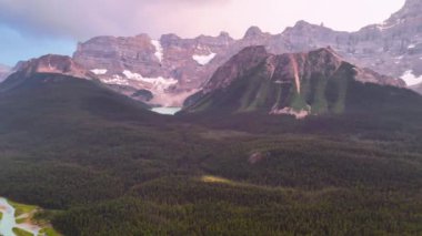 Jasper Ulusal Parkı 'nın en iyi sinemasal görüntüsü Alberta. Su kuşu gölü havadan görünüyor. Kanada vahşi doğası ve yukarıdan manzara. İnsansız hava aracı görüntüleri