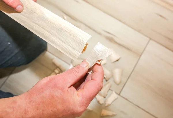 Homme Installe Plinthe Réparation Intérieur Rénovation Dans Appartement — Photo