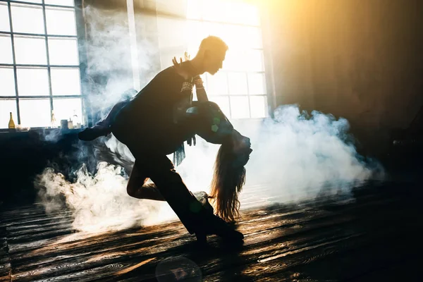 Profesyonel Balo Dansçısı Çatı Katında Dans Ediyor Ağır Dumanla Güzel — Stok fotoğraf