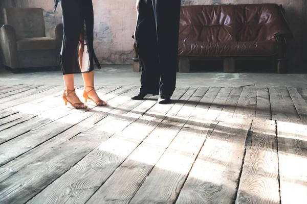 Пара Ног Двух Профессиональных Бальных Танцоров Танцуют Чердаке Студии Арт — стоковое фото