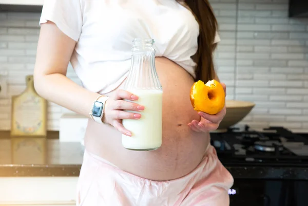 Pregnant Woman Holding Bottle Milk Sweet Donut Healthy Food Pregnancy — Φωτογραφία Αρχείου