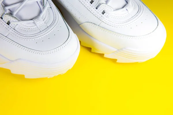 Μοντέρνα Αθλητικά Παπούτσια Στο Κίτρινο Φόντο Άσπρα Δερμάτινα Αθλητικά Παπούτσια — Φωτογραφία Αρχείου