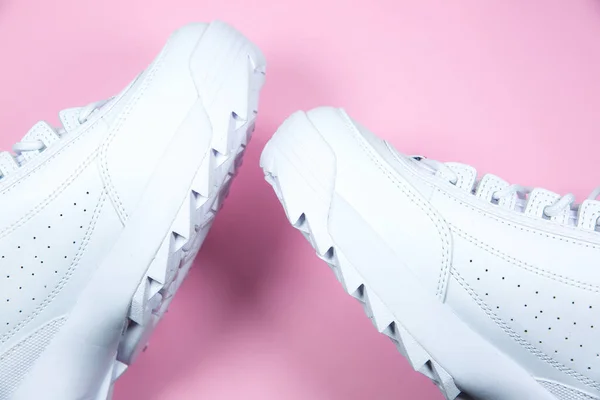 Pembe Arka Planda Modern Spor Ayakkabılar Çivili Büyük Tabanlı Beyaz — Stok fotoğraf