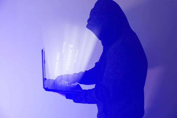Mann Kapuzenpulli Hackt Persönliche Daten Informationssicherheit Informationsschutzkonzept Schlechtes Passwort — Stockfoto