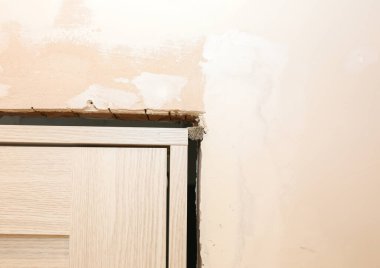 Kapıları kuruyorum. Duvardaki delikler. Onarım işe yarıyor. Dairede bakım var..