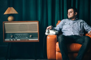 Özel ajan eski telefonla konuşuyor. Casusluk ya da istihbarat toplama. Casusluk konsepti. Bilgileri üstlerinize bildirin.