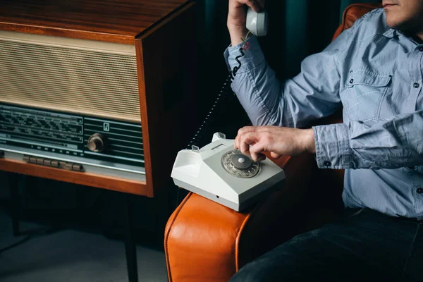 Tajny Agent Specjalny Rozmawia Przez Stary Telefon Szpiegostwo Lub Zbieranie — Zdjęcie stockowe