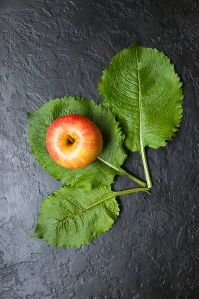 Яблоко Зелеными Листьями Черном Фоне Фото Натюрморта Здоровый Стиль Плоды — стоковое фото
