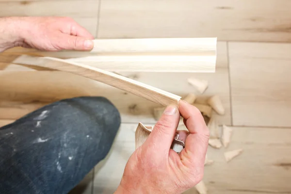 Homme Installe Plinthe Réparation Intérieur Rénovation Dans Appartement — Photo