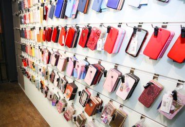 RIVNE, UKRAINE - 31 Mart 2019: Apple mağazasında telefon kulübeleri.