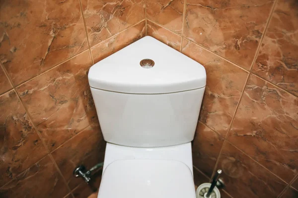 Biały Zbiornik Toaletowy Kształcie Trójkąta Łazienka Hotelu Lub Domu — Zdjęcie stockowe