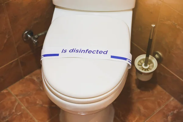 Weiße Toilettenschüssel Mit Desinfiziertem Schild Badezimmer Hotel — Stockfoto