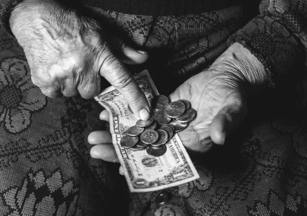 Alte Frau Mit Sehr Wenig Geld Armutskonzept Rentner Mit Einem — Stockfoto