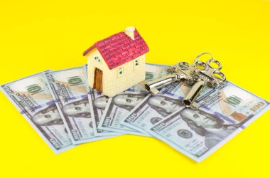 Ev, anahtarlar ve dolar. Emlak alıp kiralamak. Mülkiyet için banka kredisi. Para biriktir. Göçmenler ve Mülteciler. Ekonomik kriz.