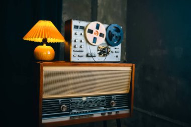 Kayıt cihazında dinleme cihazları olan klasik bir oda. Eski usul casusluk konuşmaları. İstihbarat toplama. Casusluk konsepti.