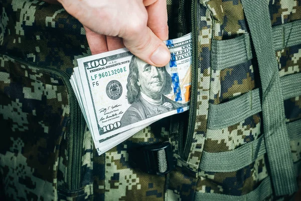 Der Mann Steckt Einem Militärrucksack Dunkelgrüne Camouflage Khaki Tasche Mit — Stockfoto