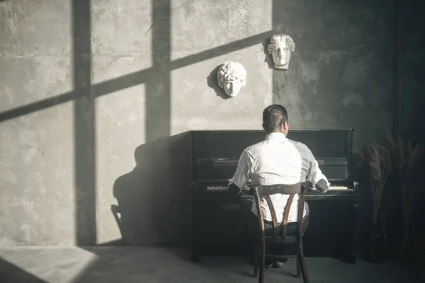 Zeneszerző Ember Játszik Régi Zongora Billentyűzet Előadás Koncerten Zenész Játszik — Stock Fotó