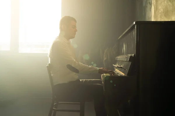 Besteci Adam Eski Piyanoda Çalar Klavye Konserde Performans Müzisyen Oyunları — Stok fotoğraf