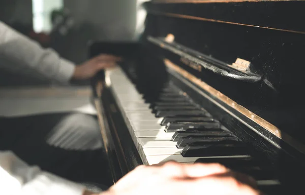 Κλείσε Χέρια Του Συνθέτη Που Παίζει Στο Παλιό Πιάνο Πληκτρολόγια — Φωτογραφία Αρχείου