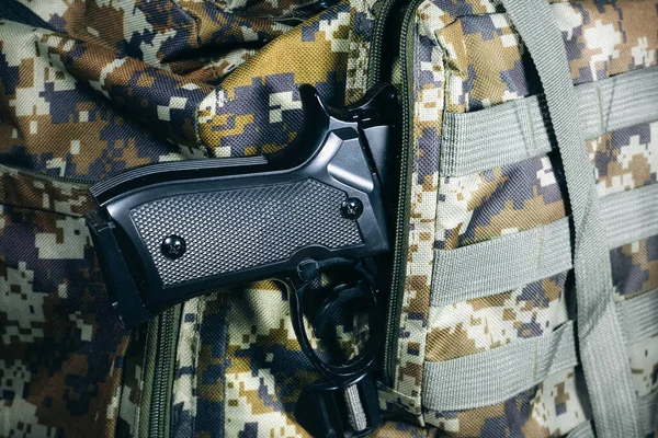 Man Sätter Militär Ryggsäck Pistol Eller Pistol — Stockfoto