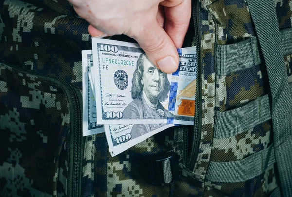 Der Mann Steckt Einem Militärrucksack Dunkelgrüne Camouflage Khaki Tasche Mit — Stockfoto